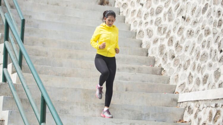 Hasil Riset: Wanita Muda Cenderung Berisiko Jatuh saat Turun Tangga 1 ilustrasi wanita turun tangga. (dok. istimewa)