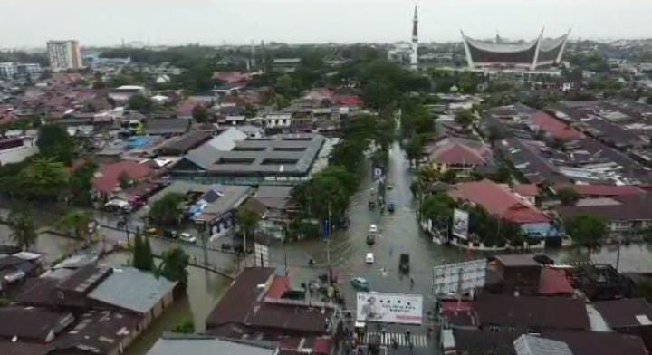 Padang Terkepung Banjir, Ini Sejumlah Kawasan Terdampak Parah 1 Pantauan kawasan terdampak banjir di Padang dari udara. (dok. tangkapan layar video drone Aris Wokey)