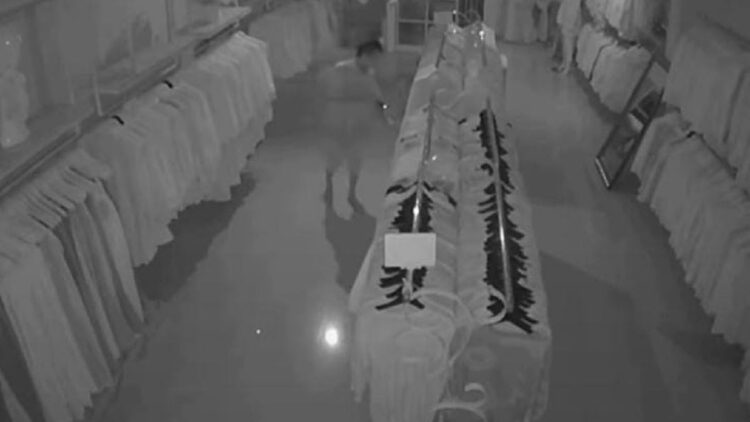 Aksi pencurian dalam toko jam di Jalan Pemuda, Kota Padang terekam CCTV. (dok. istimewa)