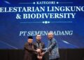 Dirut Semen Padang Asri Mukhtar menerima penghargaan Padmamitra Award 2022 dari Wapres Maruf Amin. (dok. Humas)