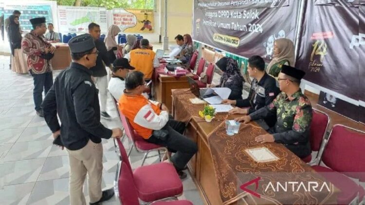 15 Parpol di Solok Ajukan Perbaikan Dokumen Persyaratan Bacaleg 1 Perbaikan dokumen bacaleg Kota Solok di Bawaslu Solok. (dok. Antara)