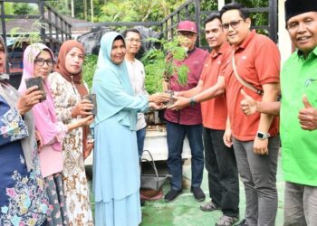 Serah terima bibit kaliandra di Agam. (dok. Humas)
