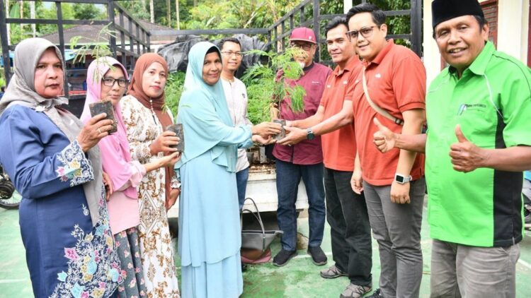 Serah terima bibit kaliandra di Agam. (dok. Humas)