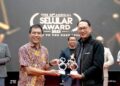 Andrijanto Muljono, Chief Commercial Officer Smartfren menerima penghargaan Selular Awards 2023 yang diserahkan oleh (kiri) Budiman, Direktur Selular Media Network. Penghargaan tersebut diperoleh dari dua kategori, yaitu Best Social Movement dari Gerakan 100% untuk Indonesia yang diprakarsai Smartfren serta Best eSIM Provider untuk eSIM Smartfren. (dok. istimewa)