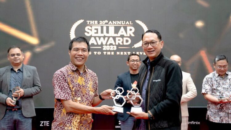 Andrijanto Muljono, Chief Commercial Officer Smartfren menerima penghargaan Selular Awards 2023 yang diserahkan oleh (kiri) Budiman, Direktur Selular Media Network. Penghargaan tersebut diperoleh dari dua kategori, yaitu Best Social Movement dari Gerakan 100% untuk Indonesia yang diprakarsai Smartfren serta Best eSIM Provider untuk eSIM Smartfren. (dok. istimewa)