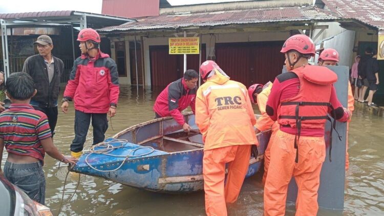 Banjir Usai, Wali Kota Padang Imbau Warga Tetap Waspada 1 Tim TRC Semen Padang bantu korban banjir di dua kawasan. (dok. Humas)