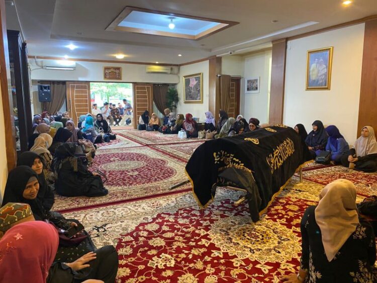 Jenazah Hj Rosna disemayamkan di rumah dinas Rektor UNP di Kampus UNP Air Tawar Padang. (Foto: Dok. unp.ac.id)