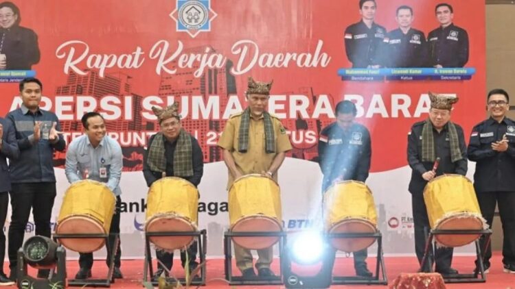 Gubernur Sumbar Minta Pengembang Sediakan Rumah Murah dan Laik Huni 1 Gubernur Sumatera Barat (Sumbar) Mahyeldi membuka Rapat Kerja Daerah (Rakerda) Apersi Sumbar, Senin (21/8/2-23). ANTARA/HO-Biro Adpim Sumbar