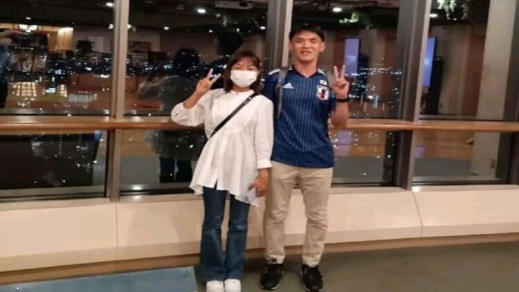 Pelajar asal Nagari Aur Malintang Selatan, Kecamatan IV Aur Malintang, Kabupaten Padang Pariaman, Sumatera Barat Joshi Putri Cahyani (23) yang ditemukan tewas (kiri) berfoto dengan temannya. Antara/Facebook Keiichirou Kajimura