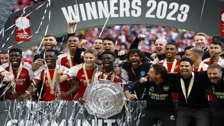 Soccer Football - Community Shield - Manchester City v Arsenal - Wembley Stadium, London, Britain - August 6, 2023 Arsenal's Bukayo Saka and teammates celebrate with the Community Shield trophy REUTERS/Peter Cziborra (REUTERS/PETER CZIBORRA)