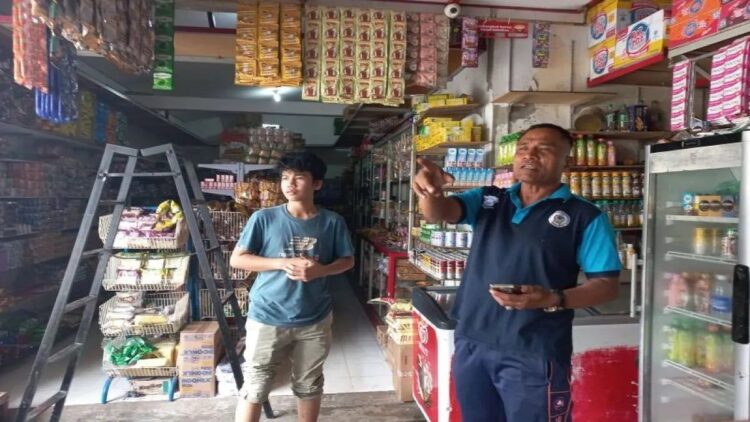 Pencuri Berkapak Beraksi Gasak Kedai Warga, Polisi Bukittinggi Buru Pelaku 1 Kapolsek Ampek Angkek Canduang, AKP Saherman saat mendatangi TKP kasus pencurian yang dilakukan Tersangka bersenjata tajam jenis kapak di Agam, Sumatera Barat (Antara/Al Fatah)