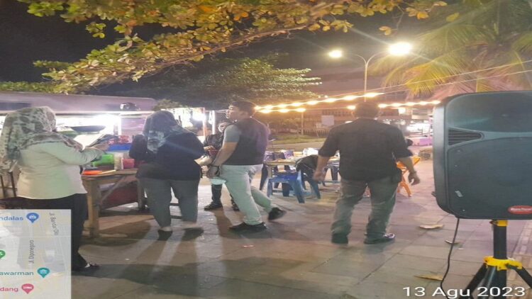 Satpol PP Padang Amankan Minol saat Lakukan Pengawasan Kafe dan Karaoke 1 Satpol PP Padang mengamankan minol saat melakukan pengawasan kafe dan karaoke di Padang. (Foto: Dok. Istimewa)