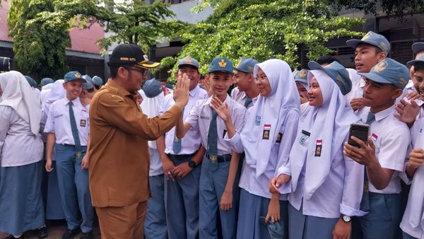 Wujudkan Generasi Emas 2045, Wako Padang Minta Siswa Isi Waktu dengan Kegiatan Positif 1 Wako Padang Hendri Septa saat menjadi pembina upacara di SMAN 4 Padang. (Foto: Dok. Diskominfo Padang)