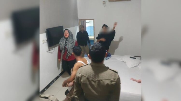 Asyik Ngamar di Hotel, Sejoli Bukan Suami Istri di Padang Digerebek Satpol PP 1 Petugas Satpol PP Padang mengamankan sejoli bukan suami istri dari sebuah hotel di Padang. (Foto: Dok. Satpol PP Padang)