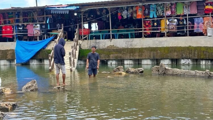 Batu Malin Kundang di Pantai Air Manis tenggelam diduga karena air pasang laut. (Foto: Dok. Diskominfo Padang)