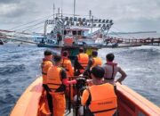 Tim SAR Gabungan Evakuasi Kapal dan 15 Nelayan yang Terombang-ambing di Laut Mentawai