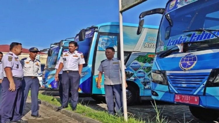 Kepala Dinas Perhubungan Pariaman, Sumbar Afwandi (kiri) sedang berdialog dengan jajarannya guna memastikan kondisi dan kebutuhan untuk meningkatkan pelayanan bus sekolah gratis di Pariaman. Antara/HO-Diskominfo Pariaman