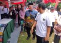 Dukung Kemajuan UMKM, Kemenkumham Sumbar Gelar Legal Expo 2 Kakanwil Kemenkumham Sumbar Haris Sukamto bersama Gubernur Mahyeldi saat mengunjungi legal expo Kemenkumham Sumbar di kawasan GOR H. Agus Salim Padang. (dok. istimewa)