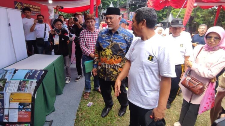 Dukung Kemajuan UMKM, Kemenkumham Sumbar Gelar Legal Expo 1 Kakanwil Kemenkumham Sumbar Haris Sukamto bersama Gubernur Mahyeldi saat mengunjungi legal expo Kemenkumham Sumbar di kawasan GOR H. Agus Salim Padang. (dok. istimewa)