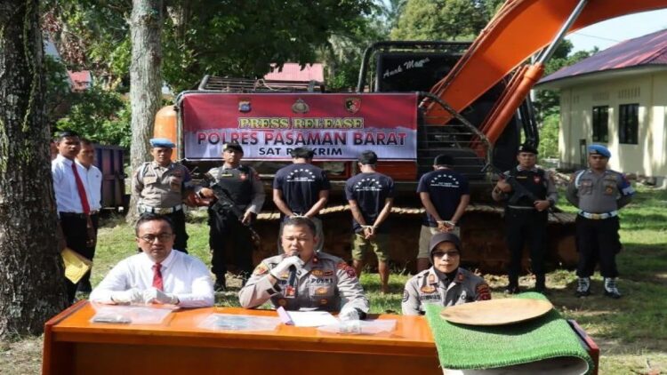 Masuk DPO, Enam Orang Pelaku Tambang Emas Ilegal di Pasbar Diminta Menyerahkan Diri 1 Wakapolres Pasaman Barat Kompol Chairul Ambri Nasution (tengah) didampingi Kasi Humas AKP Rosmiarti (kanan) dan Kanit Tipidter Satreskrim Aipda Ilva Yanarida (kiri) saat menyampaikan penangkapan pelaku penambangan emas ilegal di daerah itu, Senin (31/7/2033). ANTARA/Altas Maulana.