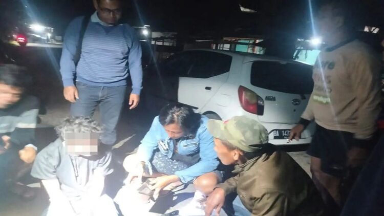 Jajaran Polres Pasaman Barat saat menangkap pelaku yang diduga mengedarkan narkotika jenis sabu, Minggu (30/7/2023). Antara/HO-Humas Polres Pasaman Barat.