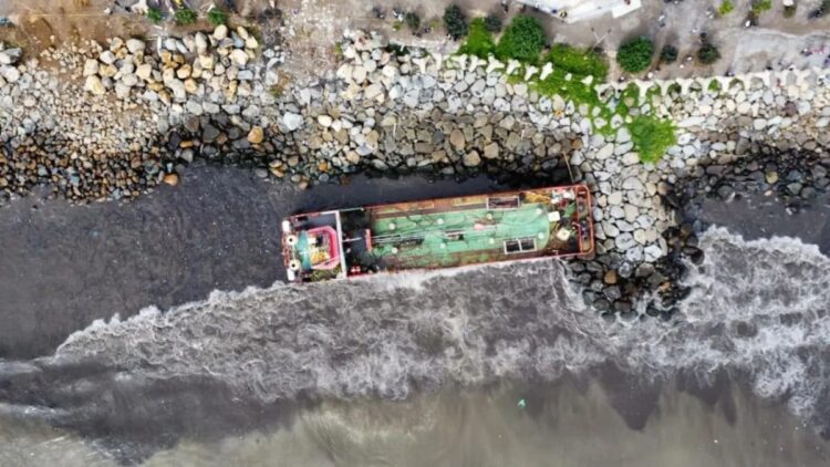Begini Penjelasan BMKG soal Penyebab Potensi Banjir Rob di Pesisir Sumbar 1 Foto udara sebuah kapal terdampar akibat gelombang tinggi di Pantai Padang, Sumatera Barat. (ANTARA/Fandi Yogari).