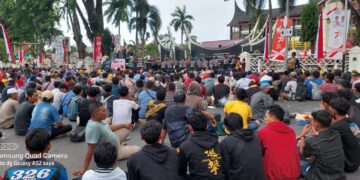 Tuntutan yang Sama, Ratusan Warga Air Bangis Pasbar Lanjutkan Aksi Demo ke Kantor Gubernur
