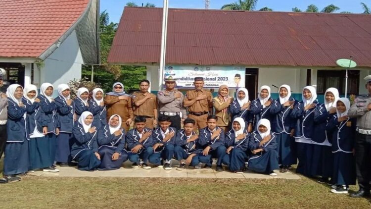 Kepala Satuan Lalu Lintas Polres Pasaman Barat Iptu M. Irsyad Fathur Rachman saat memberikan sosialisasi tentang peraturan lalu lintas untuk mewujudkan keamanan, keselamatan, ketertiban dan kelancaran lalu lintas ( kamseltibcar lantas) di SMP Negeri 4 Pasaman pada Selasa (1/8/2023) lalu. Antara/HO-Humas Polres Pasaman Barat.