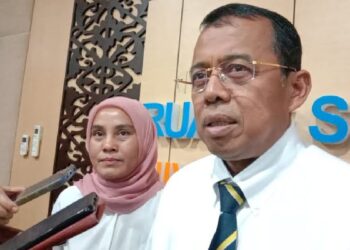 Dari kiri ke kanan: Dekan FK UNP, Rika Susanti dan Rektor UNP, Ganefri. (Foto: Dok. Radarsumbar.com)