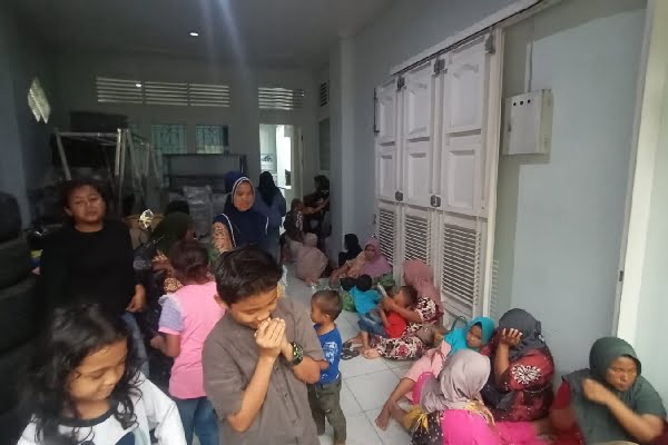 Hujan, Pendemo asal Air Bangis Kembali ke Masjid Raya dan Rumah Tokoh Pasaman Barat di Padang 1 Perempuan dan anak-anak mengungsi ke rumah tokoh masyarakat asal Pasaman Barat, Maidestal Hari Mahesa. (Foto: Dok. Radarsumbar.com/Muhammad Aidil)