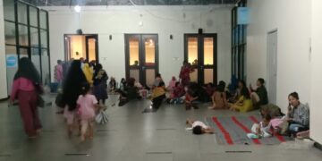 Pengakuan Pendemo Air Bangis yang Bertahan di Padang dan Menginap di Masjid Raya Sumbar dengan Kondisi Keterbatasan 8 Sejumlah ibu-ibu yang membawa anak-anak peserta demo dari Air Bangis beristirahat di pelataran Masjid Raya Sumbar, Selasa (1/8/2023) malam. (Foto: Dok. Radarsumbar.com/Muhammad Aidil)