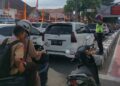 Polisi melancarkan arus lalu lintas yang tersendat di salah satu ruas jalan Jenderal Sudirman. (Foto: Dok. Radarsumbar.com/Herru Iriawan)