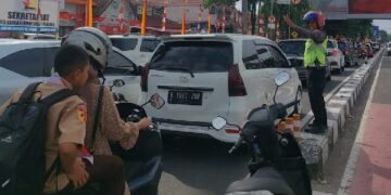 Imbas Aksi Unjuk Rasa 4 Hari Berturut-turut oleh Masyarakat Air Bangis, Jalanan di Padang Macet 8 Polisi melancarkan arus lalu lintas yang tersendat di salah satu ruas jalan Jenderal Sudirman. (Foto: Dok. Radarsumbar.com/Herru Iriawan)