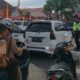 Polisi melancarkan arus lalu lintas yang tersendat di salah satu ruas jalan Jenderal Sudirman. (Foto: Dok. Radarsumbar.com/Herru Iriawan)
