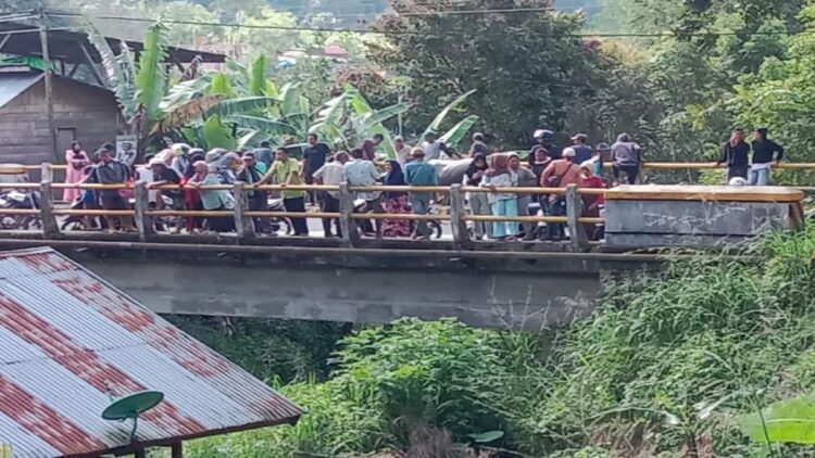 Warga sedang mencari korban yang hanyut di sungai di Sungai Tanang, Kabupaten Agam. Dok Kominfo Agam