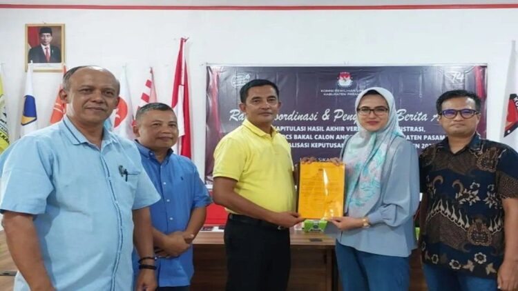 KPU Pasaman saat menyerahkan hasil verifikasi akhir administrasi kepada Paratai Politik, Minggu. Antara/herisumarno