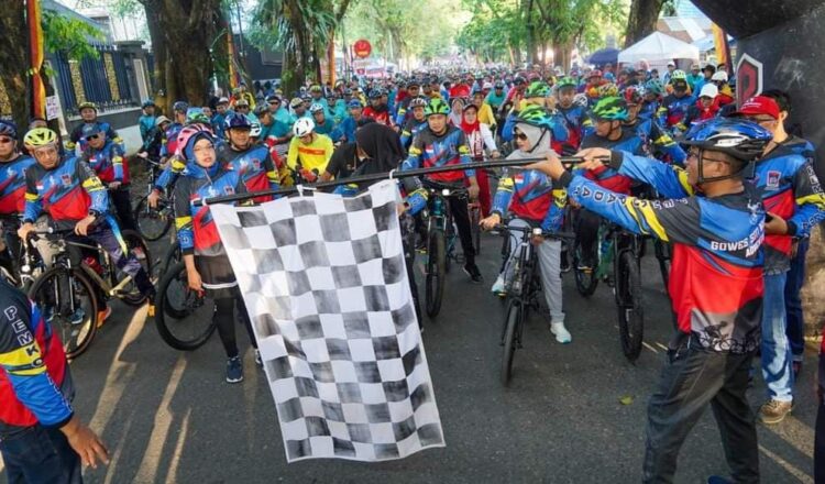 Wali Kota Padang Hendri Septa melepas peserta Gowes Siti Nurbaya Adventure guna memeriahkan HUT Kota ke-354. (Foto: Dok. Istimewa)