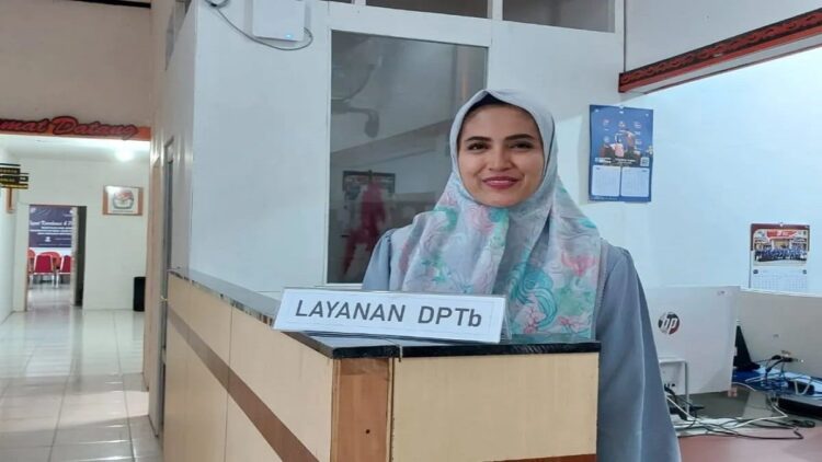 Mudahkan Masyarakat Ajukan Pindah Memilih, KPU Pasaman Buka Layanan DPTb 1 Divisi perencanaan, data dan informasi KPU Pasaman, Sulastri dimeja layanan DPTb, Senin. Antara/Herisumarno