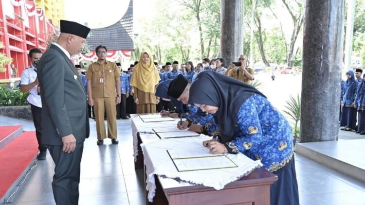 Sejumlah pegawai menandatangani penerimaan SK PPPK Sumbar formasi 2022 yang diserahkan oleh Gubernur Sumbar Mahyeldi di Padang, Senin(7/8/2023). (ANTARA/HO-Biro Adpim Sumbar)