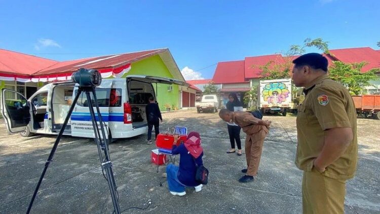 Dinas Lingkungan Hidup Kota Solok saat melakukan uji kualitas udara ambien menggunakan metode manual (ANTARA/HO-Diskominfo Solok)