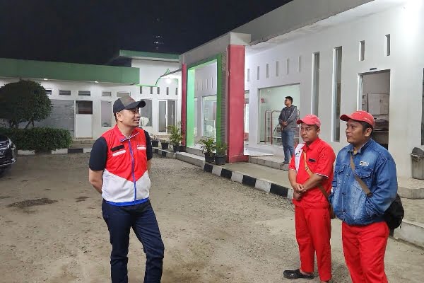 Pertamina Sidak Sejumlah SPBU di Dharmasraya, Ini Temuannya 1 Sales Area Manager (SAM) Pertamina Patra Niaga Wilayah Sumbar, Narotama Aulia Fazri melakukan sidak ke SPBU di Kabupaten Dharmasraya. (Foto: Dok. Pertamina)