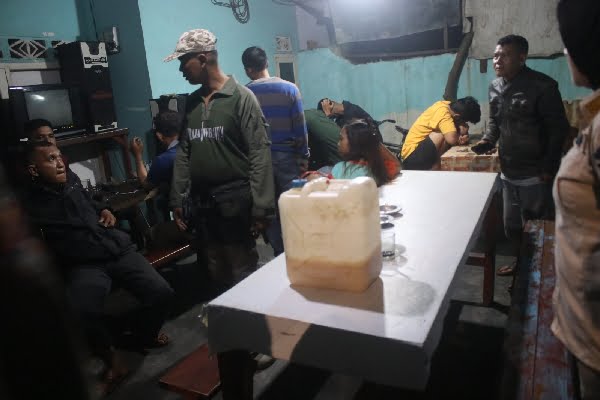 Berkat Command Center 112, Satpol PP Padang Razia Warung Tuak dan 3 Pemandu Karaoke 1 Petugas penegak Perda merazia warung tuak dan wanita pemandu karaoke pada Kamis (10/8/2023) dini hari. (Foto: Dok. Satpol PP Padang)