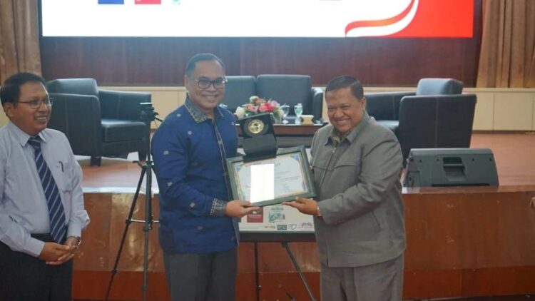 Pakar: Perbedaan Dasar Hukum akibatkan Persoalan Batas Wilayah Indonesia-Malaysia tak Selesai 1 Pakar hukum internasional dari Universitas Indonesia Prof. Hikmahanto Juwana (kiri) saat menghadiri peluncuran buku di Universitas Andalas, Padang, Sumatera Barat, Kamis, (10/8/2023). ANTARA/HO-Humas Unand.