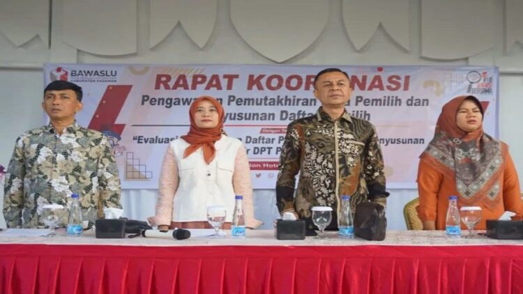Bawaslu Pasaman Temukan Puluhan Orang di DPT Tidak Memenuhi Syarat 1 Ketua Bawaslu Pasaman, Rini Juita di Rakor pengawasan pemutakhiran dan penyusunan laporan akhir DPT Pemilu 2024 di aula Emir Hotel Lubuk Sikaping, Minggu (Antara/Heri Sumarno)