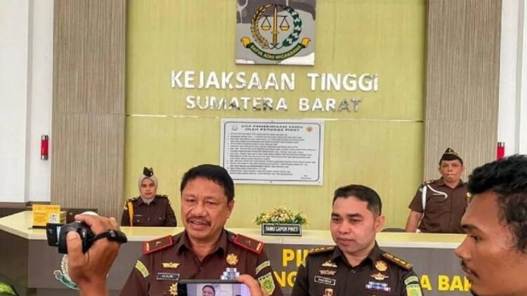 Berpotensi Korupsi, Kajati Sumbar Ingatkan PPK Tanahdatar soal Pengadaan Barang dan Jasa 1 Kepala Kejati Sumbar Asnawi didampingi Aspidsus Hadiman. (ANTARA/FathulAbdi)