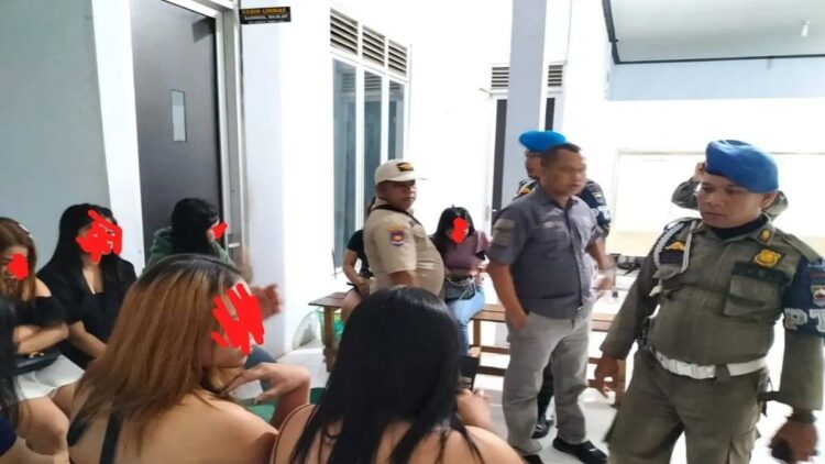 Petugas Satpol PP Pasaman Barat usai mengamankan wanita pemandu karaoke di kafe yang ada di daerah itu beberapa waktu lalu. (Antara/HO-Satpol PP Pasaman Barat).