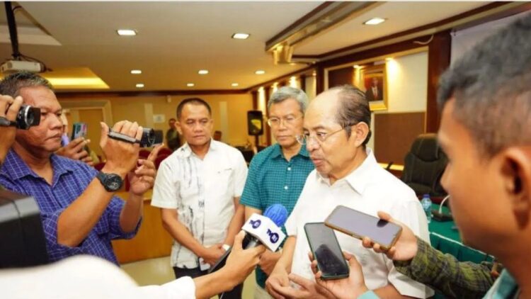 Wakil Ketua Majelis Wali Amanat (MWA) Universitas Andalas (Unand) Sumatera Barat (Sumbar) Prof Werry Darta Taifur saat diwawancarai awak media massa di Padang, Rabu, (16/8/2023). FOTO ANTARA/HO-Humas Unand.