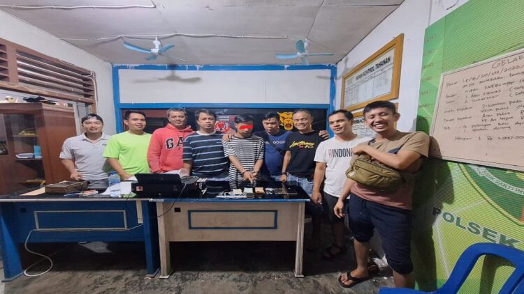 Kelabui Polisi, Pemuda di Pessel Simpan Sabu di Belakang Casing HP 1 Tim Harimau Buluh Polsek Pancungsoal menangkap pengedar sabu. (Foto: Dok. Istimewa)