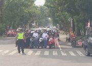 Peringati Kemerdekaan RI ke – 78, Pengendara di Padang Berhenti Sejenak Dengarkan Lagu Indonesia Raya