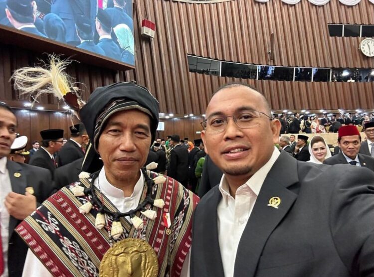 Presiden Jokowi Ucapkan Selamat atas Pernikahan Putri Andre Rosiade 1 Andre Rosiade foto bersama Jokowi usai Sidang Tahunan MPR/DPR/DPD 2023. (Foto: Dok. Istimewa)